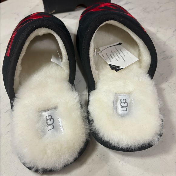 UGG Men's Scuff Logo Slipper 100% Authentic Black/Red - Picture 5 of 7